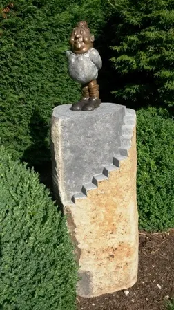 Gartengeist mit Basalttreppe