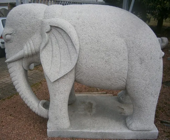 Granitelefant aus einem Block gearbeitet